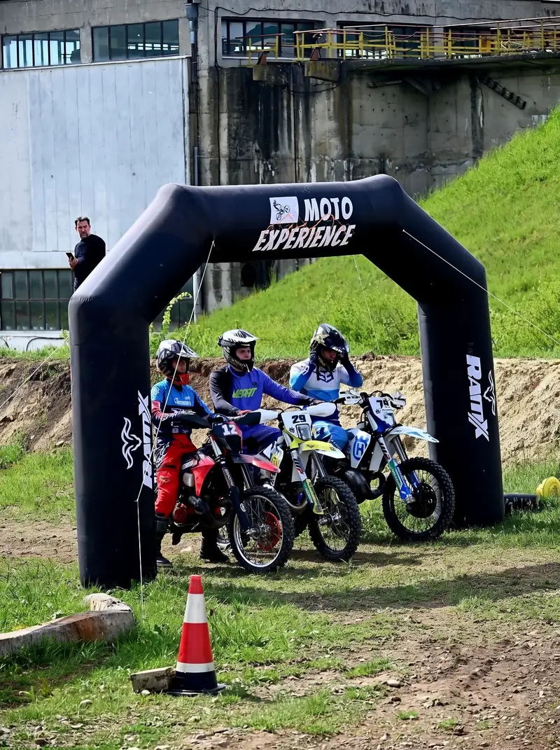 Piloti sub arcul gonflabil de pe pista