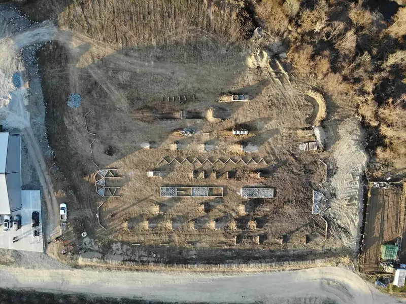 Pista vazuta de sus cu drona, in timpul constructiei, in martie 2026