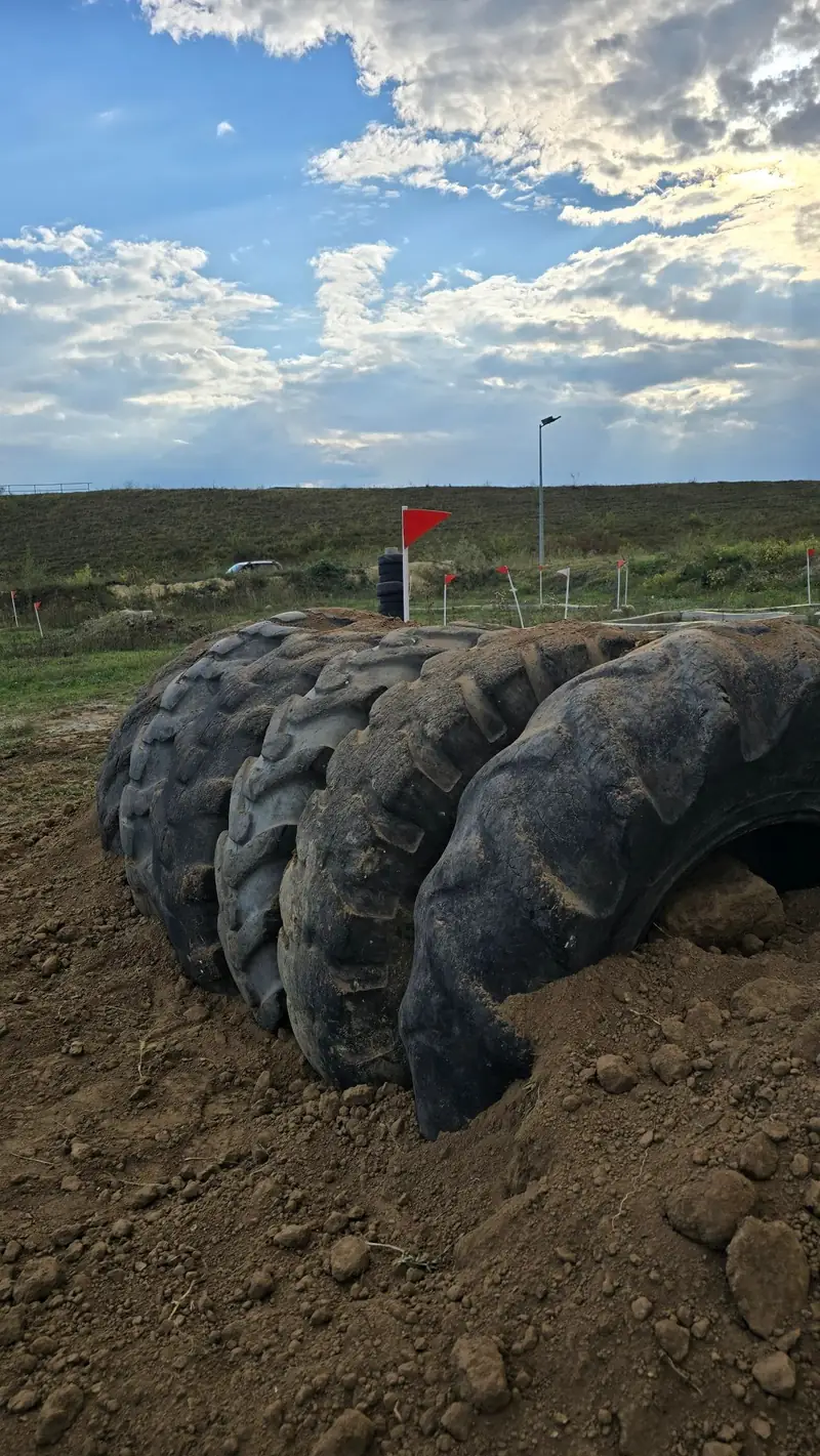 Zidul de anvelope de tractor, din lateral, sub un cer cu nori